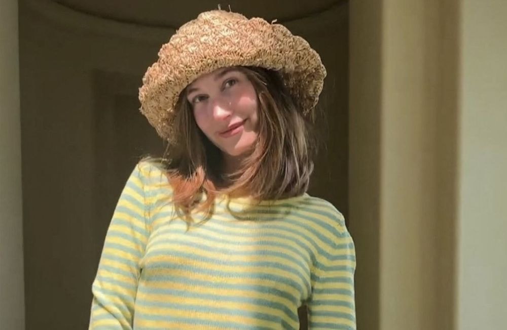 Hailey Bieber succombe au bloomer, ce short romantique difficile à porter