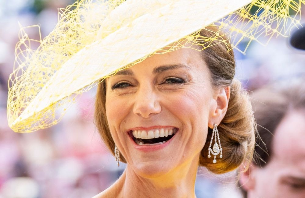 Chignon XXL porté sur le côté : Kate Middleton adopte la coiffure la plus élégante de la saison