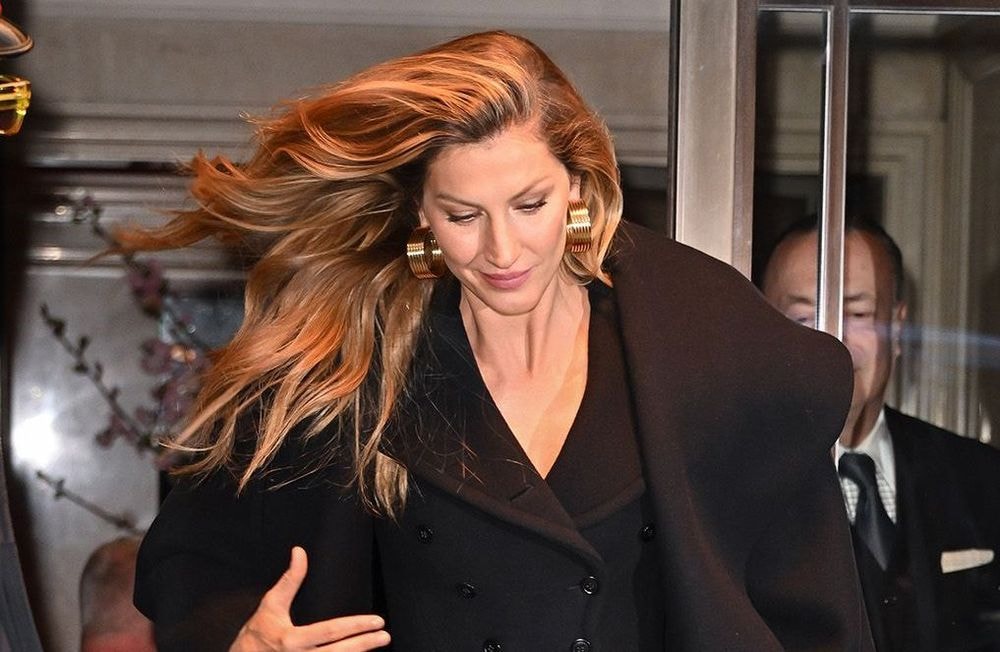 Le blazer twisté : l’astuce mode de Gisele Bündchen pour adopter l’allure officewear