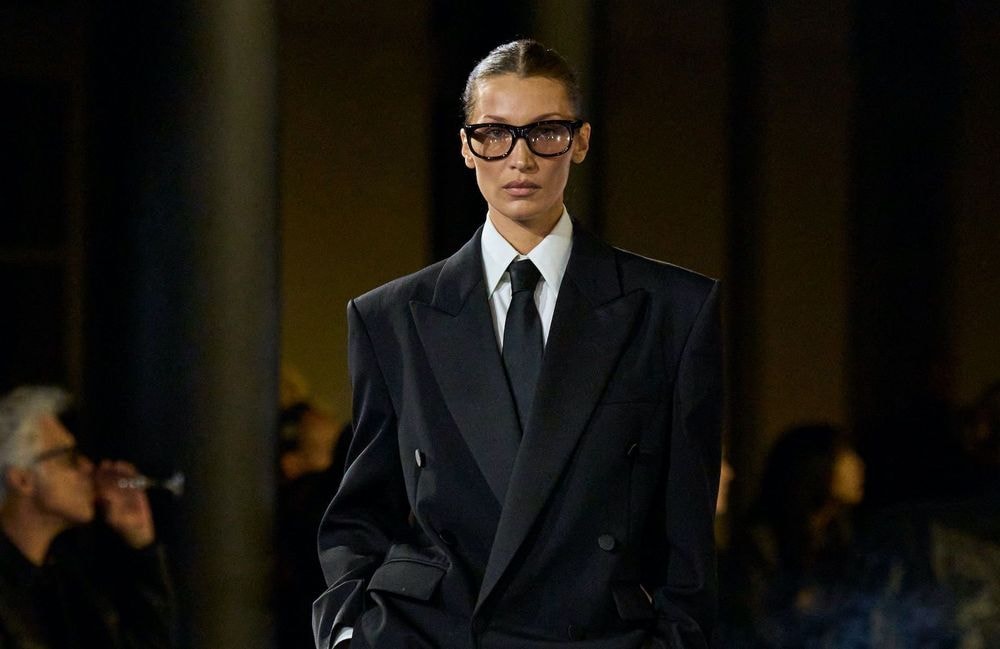 Après deux ans d'absence, Bella Hadid signe son retour sur le podium de Saint Laurent