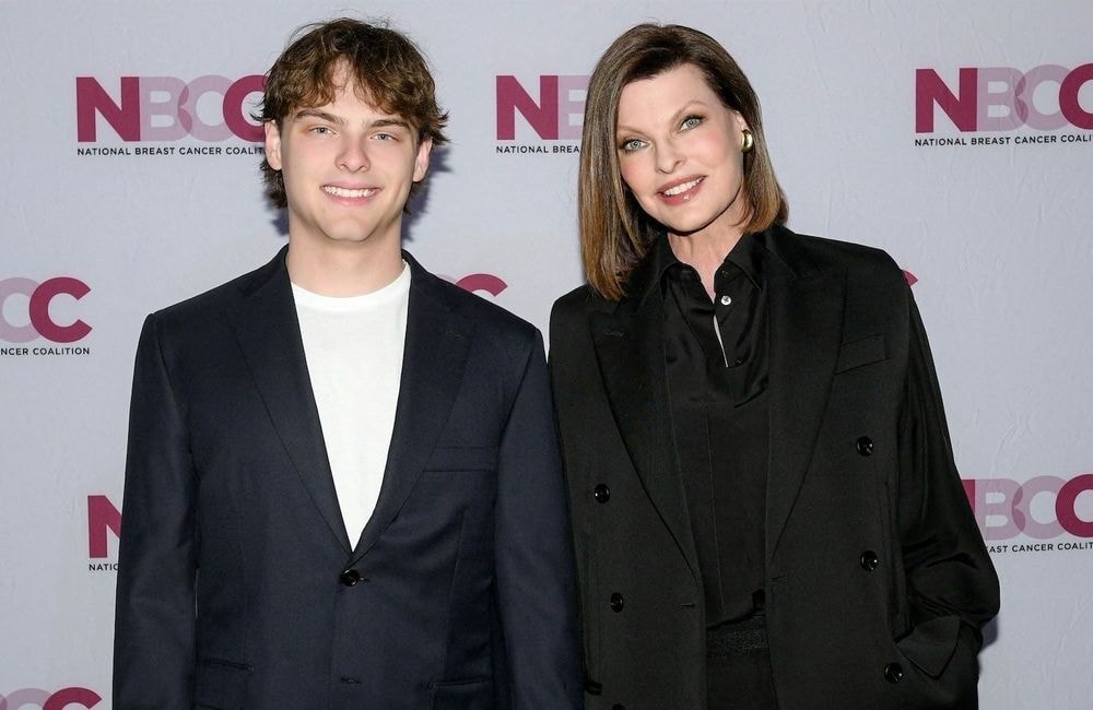 Linda Evangelista réunie avec Salma Hayek et François-Henri Pinault pour célébrer son fils Augustin