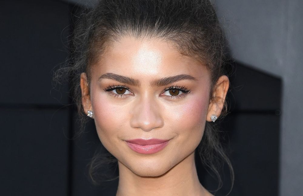 Transformée, Zendaya craque pour cette coloration estivale et lumineuse