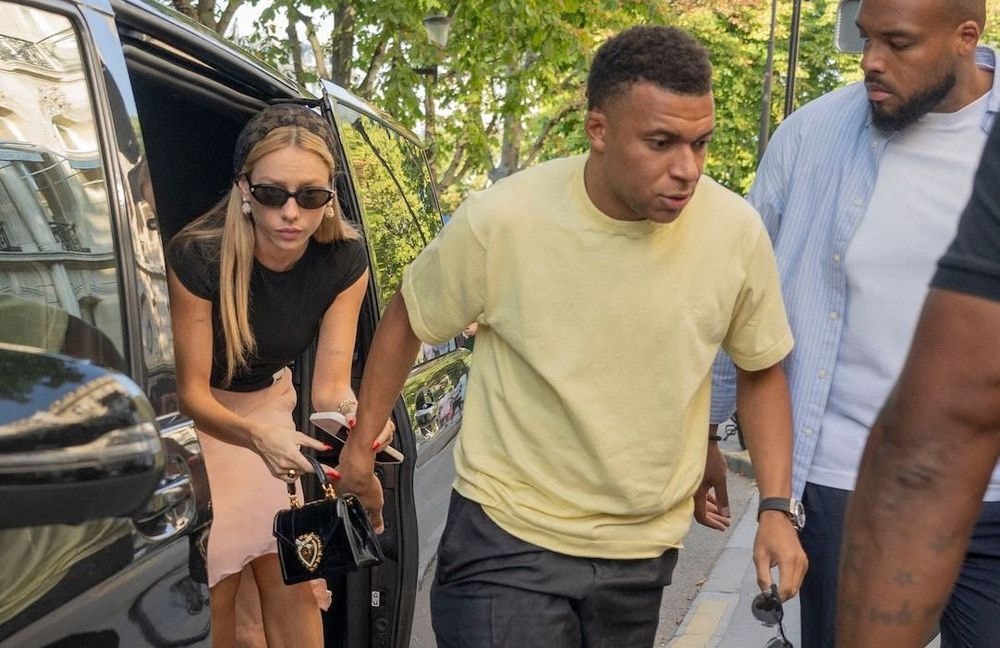 En virée à Paris, Kylian Mbappé et Ester Expósito nous prouvent qu’ils sont le nouveau couple mode à suivre de près