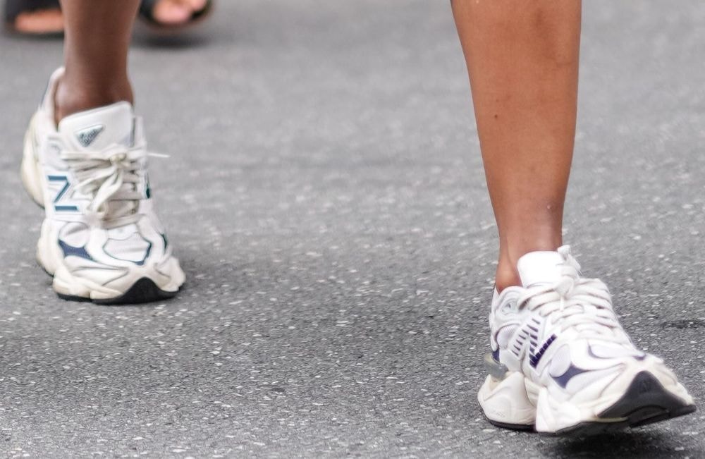 Cette basket blanche voit ses ventes exploser (+185%) et s'impose comme la tendance de l'été
