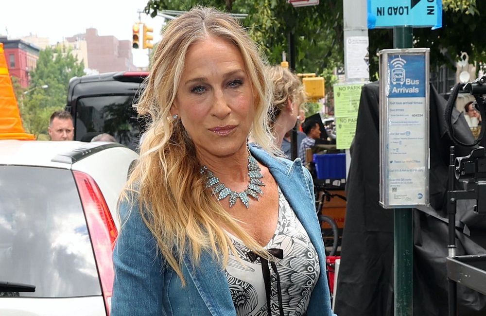 Sarah Jessica Parker fait revivre l’une des coiffures iconiques de Carrie Bradshaw
