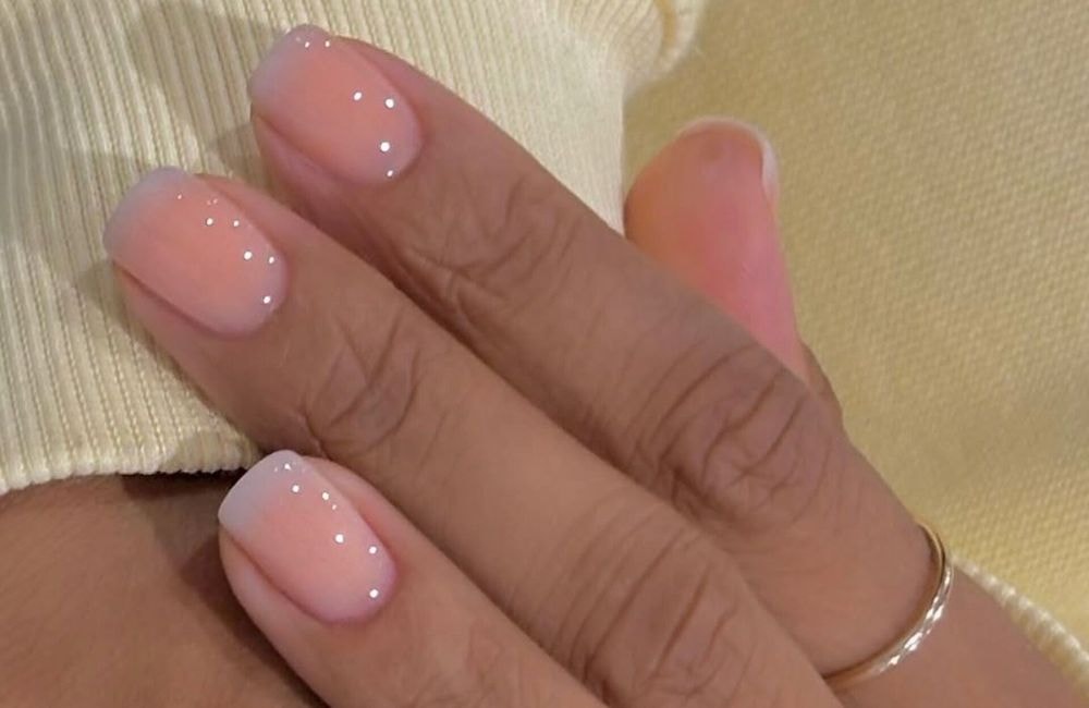 Ongles glacés : la tendance manucure qui annonce l’arrivée de l’été