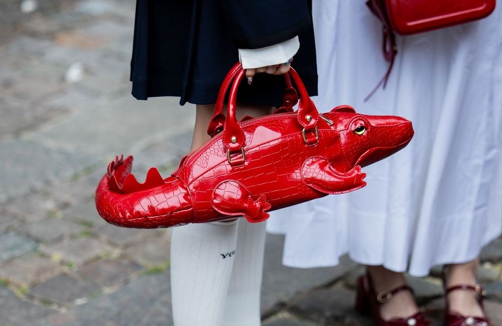 Régressive et ludique, cette tendance sac donne du mordant à nos looks