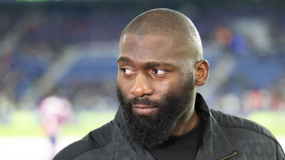 "Sois un homme" : Cédric Doumbé (32 ans) dérape en plein Euro féminin, ses propos déclenchent un tollé