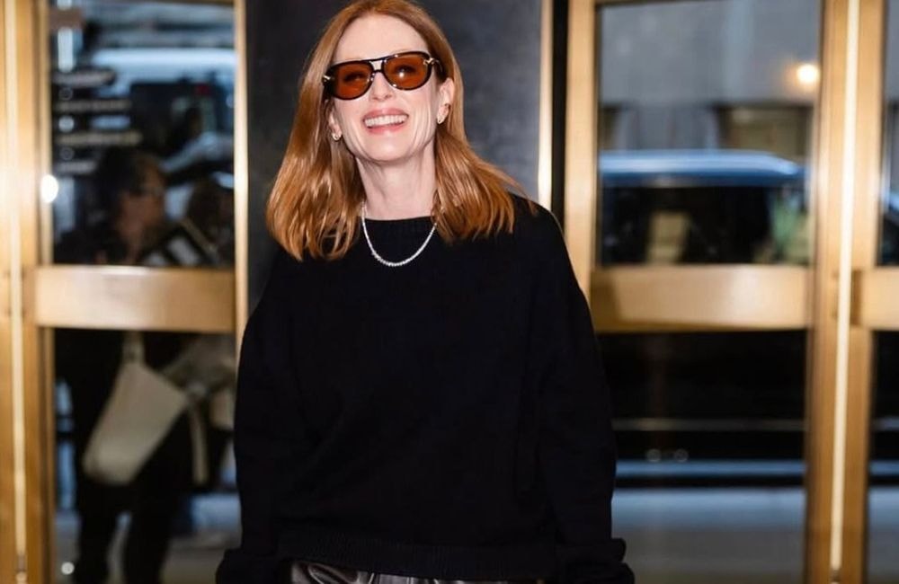 En pantalon en cuir et pull oversize, Julianne Moore signe le combo parfait pour réchauffer nos looks d'automne