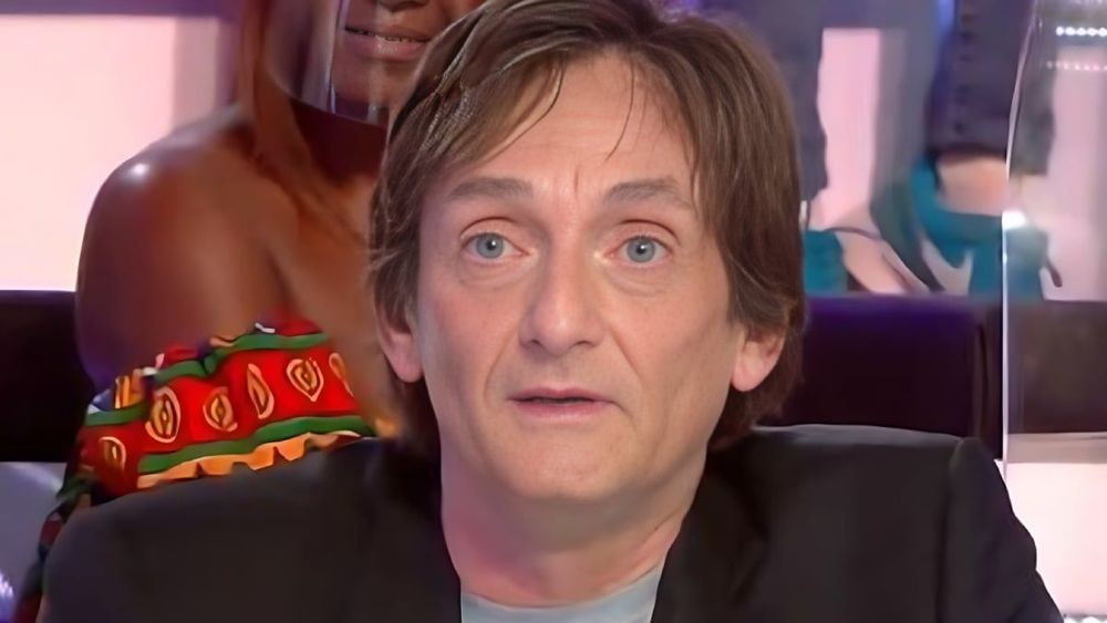 Pierre Palmade : l'humoriste pris sur le fait avec une femme au coin d'une rue