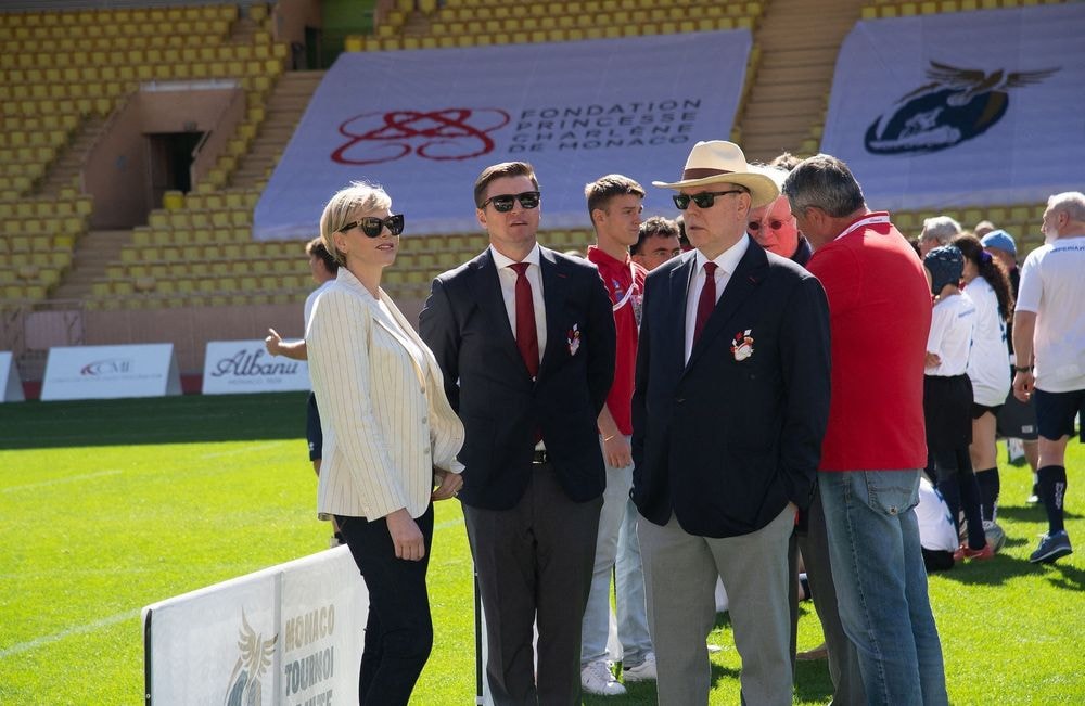 Charlene de Monaco rayonnante aux côtés d'Albert II et de son frère Gareth lors d’une sortie en famille