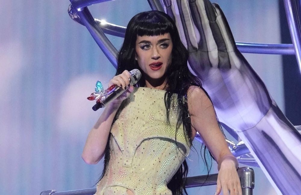 Katy Perry : une fan fait un malaise sur scène, elle lui vient en aide