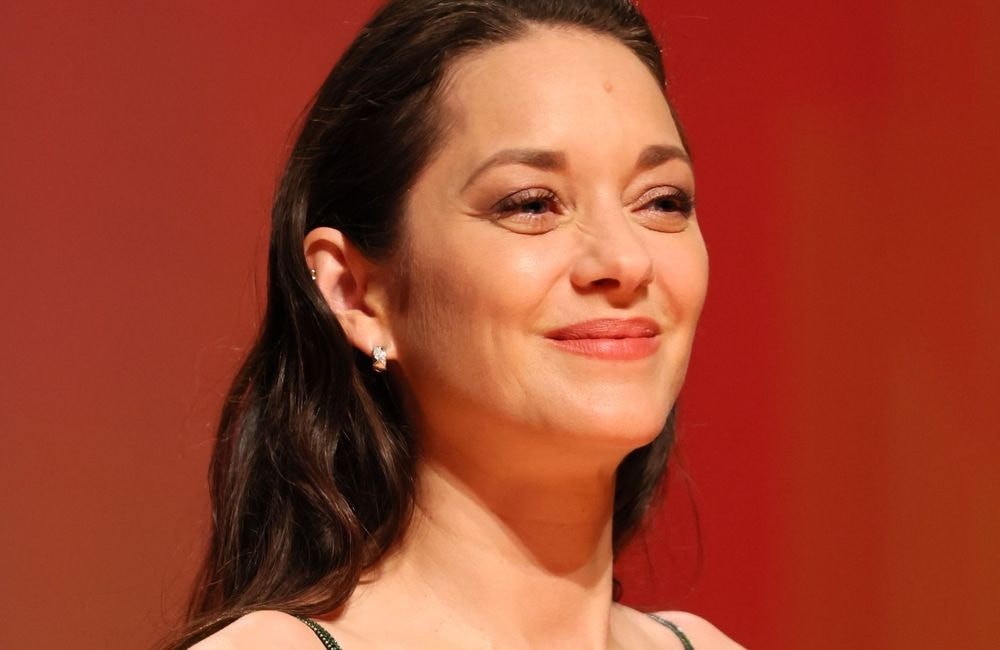 À Biarritz, Marion Cotillard maîtrise l’équation mode la plus compliquée de l’été : rester chic malgré la chaleur