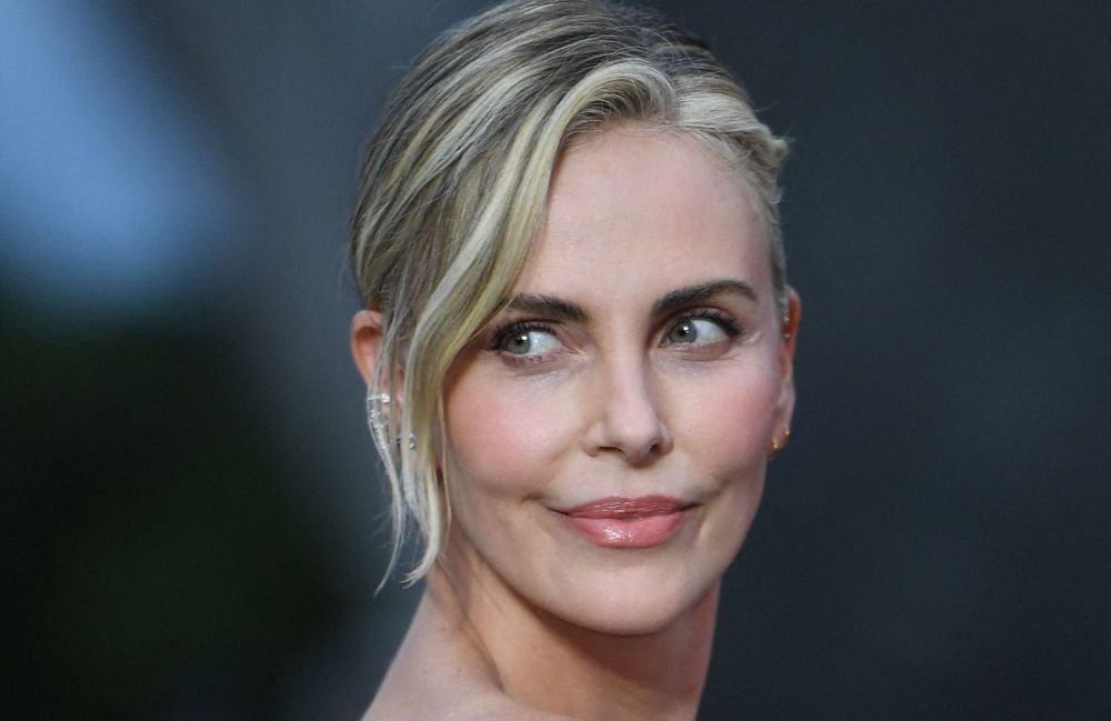 À 50 ans, Charlize Theron prouve (une fois de plus) que les cheveux longs et lâches n’ont pas d’âge