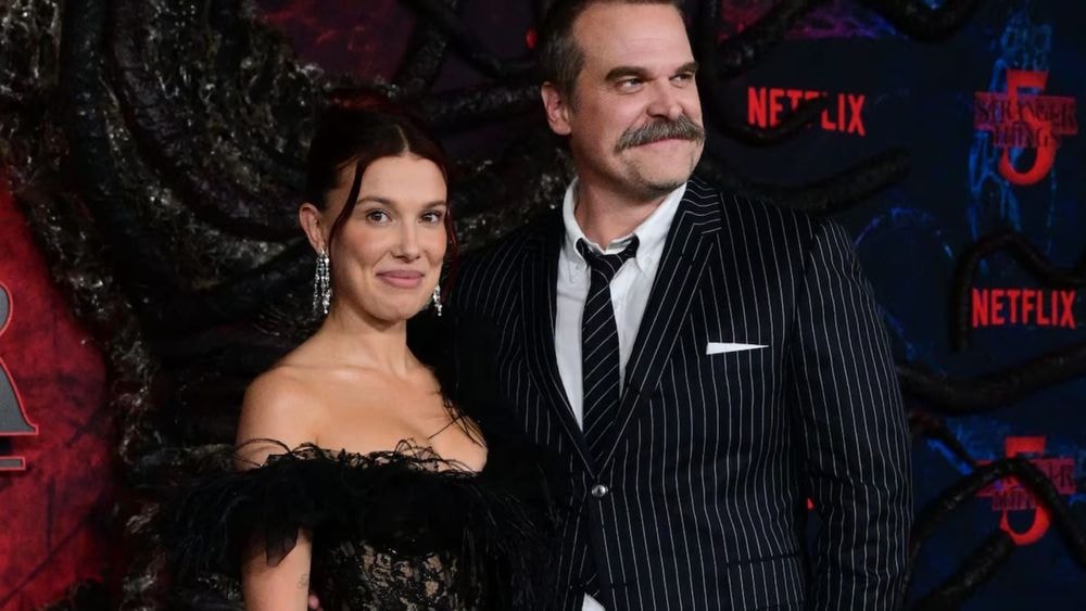 Stranger Things : après la plainte de Millie Bobby Brown contre David Harbour, les deux acteurs apparaissent ensemble pour l’avant-première de la série