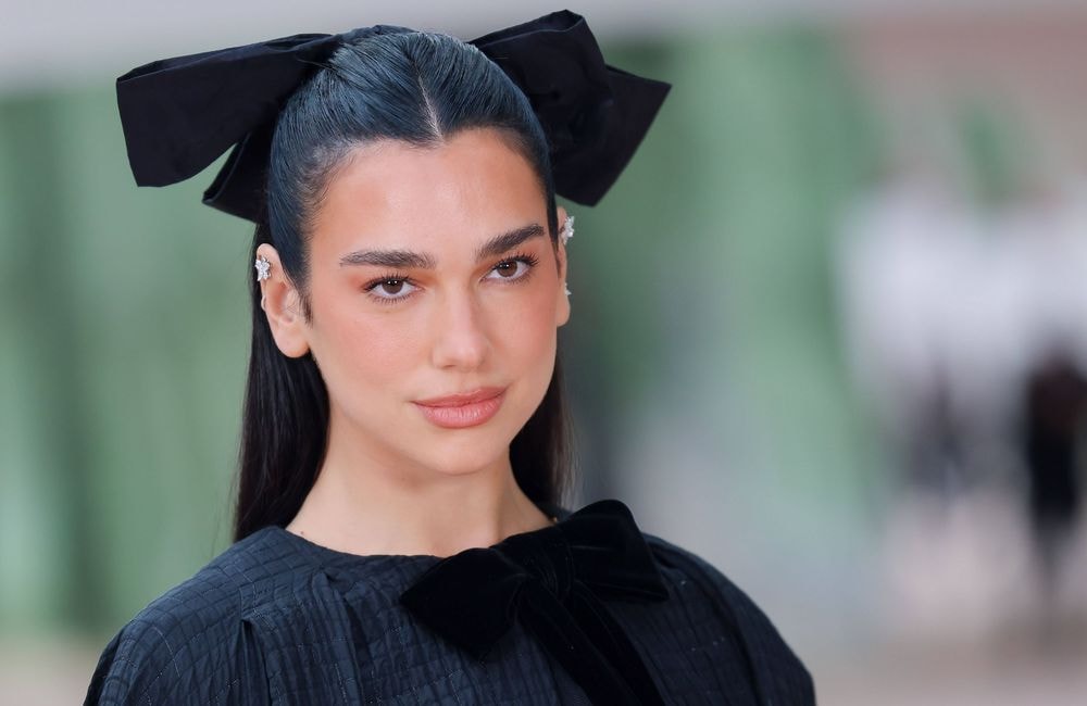 « Je suis plus heureuse que jamais » : Dua Lipa se confie sur sa vie amoureuse