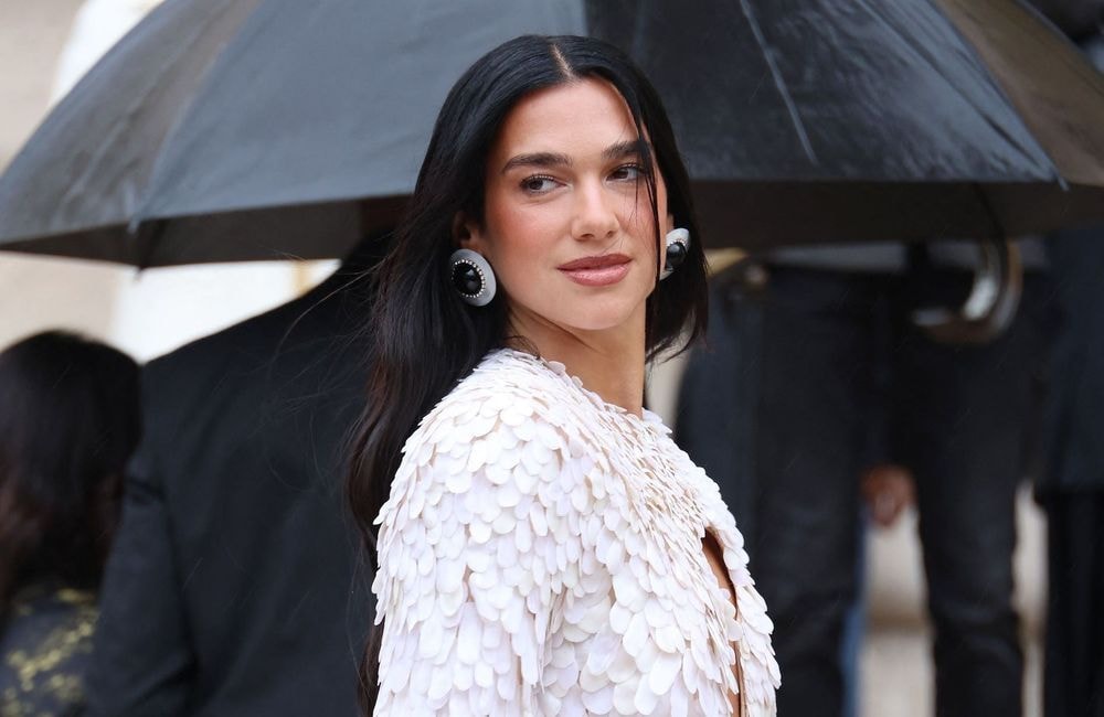 Dua Lipa : à Ibiza, elle célèbre son anniversaire aux côtés de Jacquemus et Callum Turner