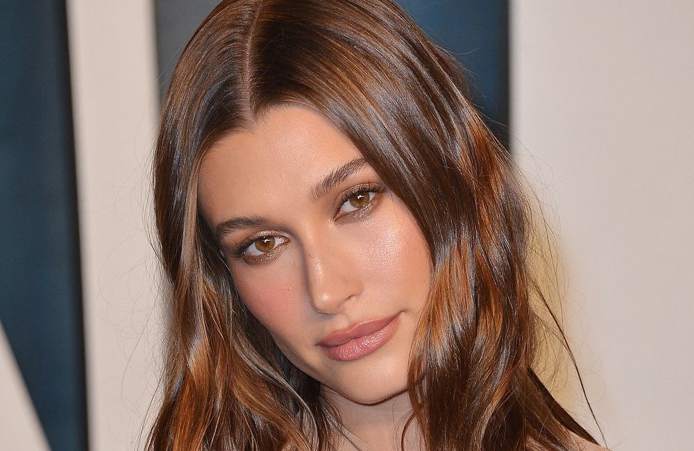 Hailey Bieber troque sa coiffure signature pour un brushing volumineux