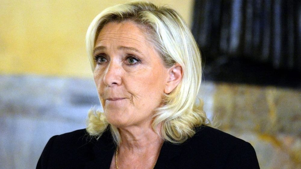 "Purée la gueule" : Marine Le Pen méconnaissable, "Photoshop ou chirurgie ?", on la compare à Ophélie Winter