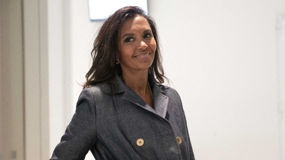 "Si tu couches avec une nana" : l'avertissement de Karine Le Marchand à ses futures conquêtes