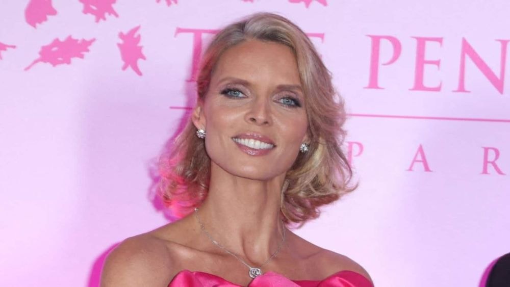 "Quelle femme incroyable" : à 46 ans, Sylvie Tellier rayonne en maillot de bain et sans maquillage, les internautes sont sous le charme