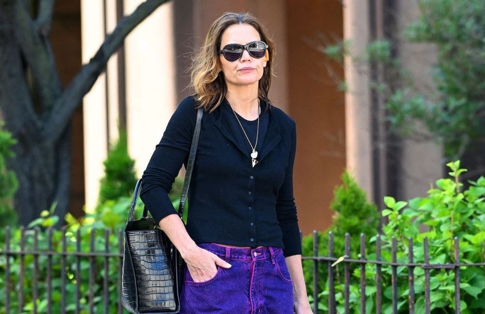 Katie Holmes prouve que le jean coloré pourrait bien détrôner le denim bleu classique ce printemps