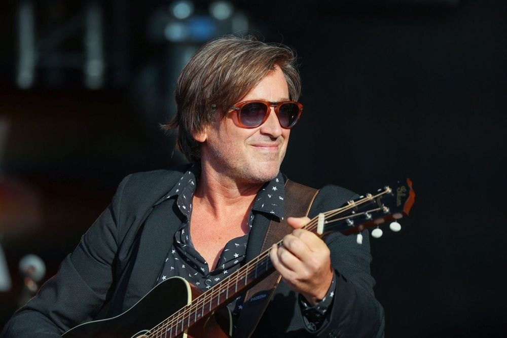 Coup de chaleur ! Thomas Dutronc pose ultra sexy en tenue d'Adam avec un énorme poisson dans les bras