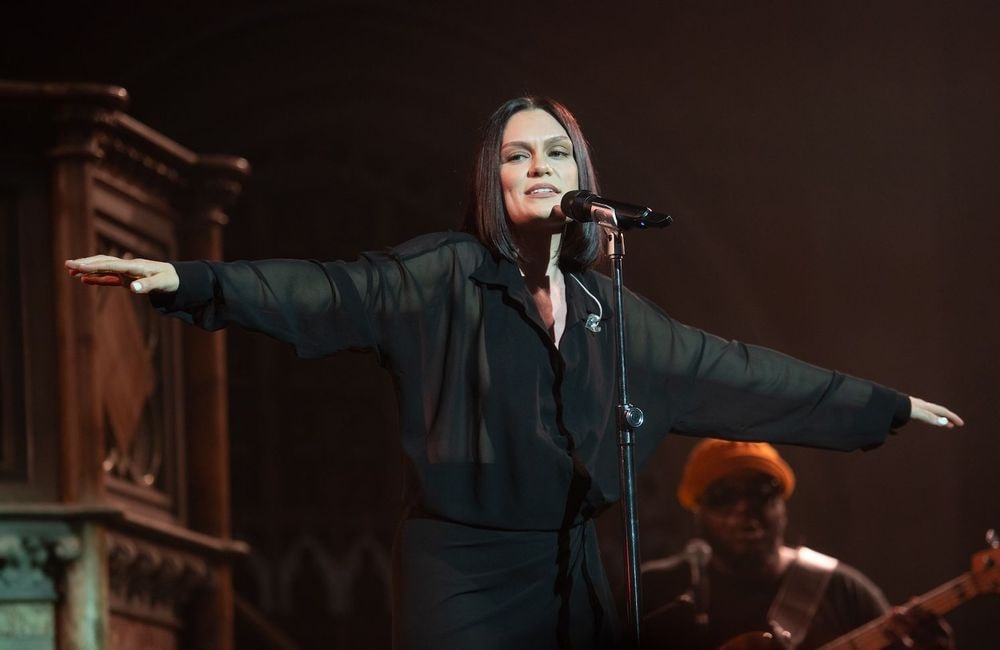 Jessie J face au cancer : la chanteuse donne de ses nouvelles après un passage à l'hôpital