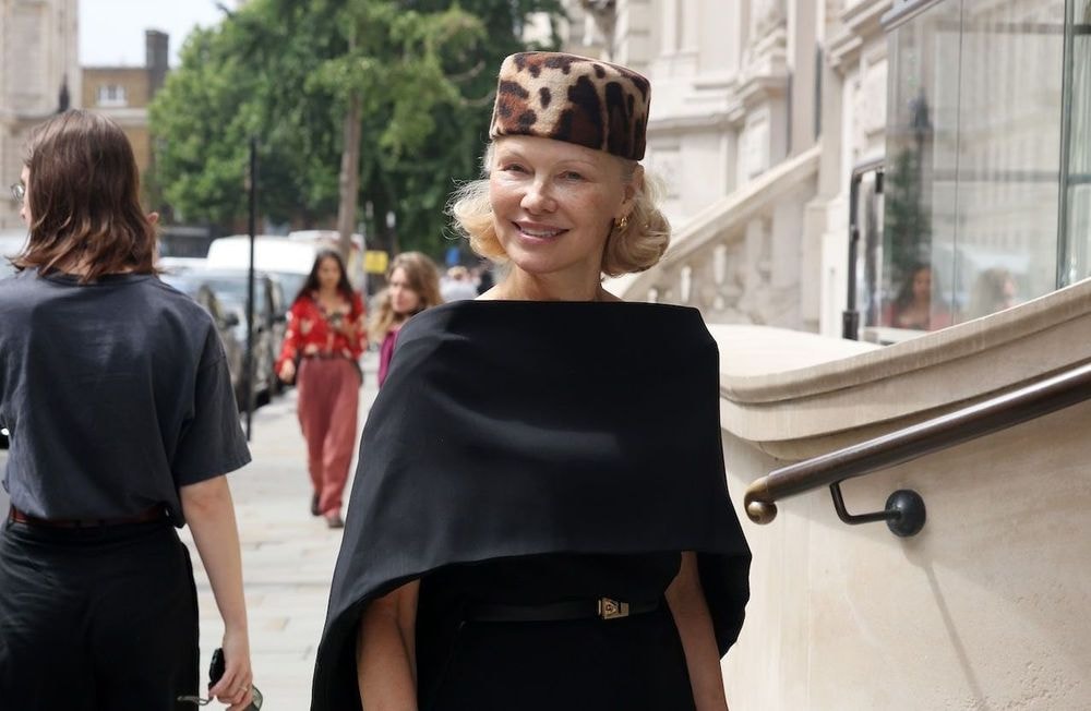 Pamela Anderson remet au goût du jour le chapeau culte de Jackie Kennedy
