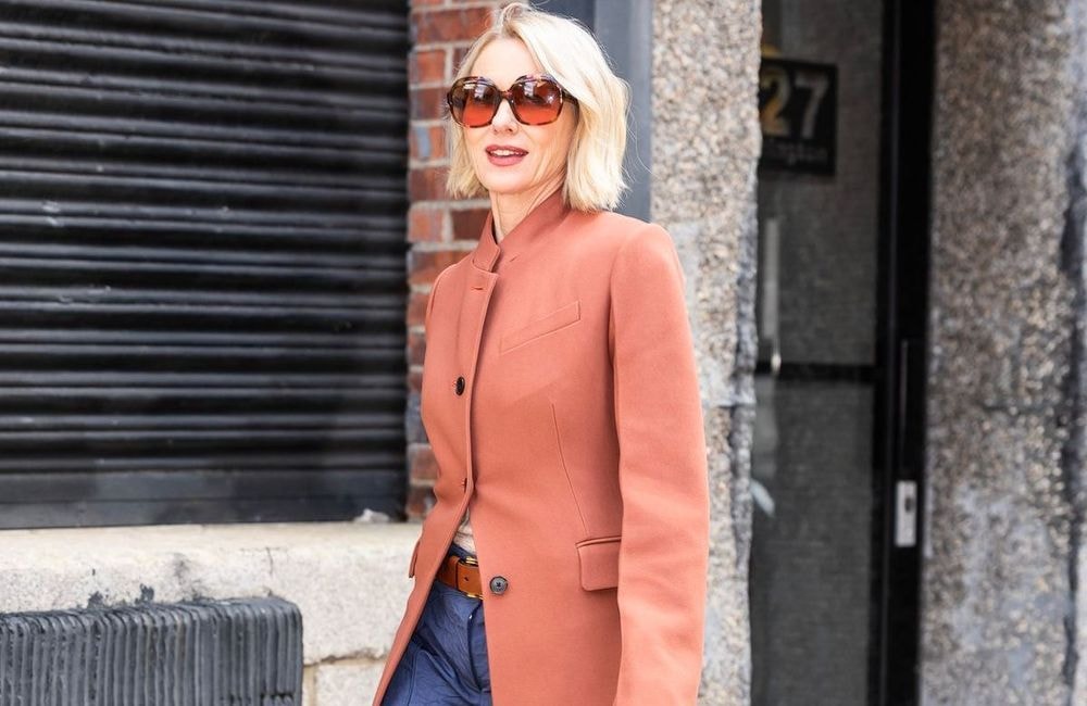 Jean bootcut et blazer pêche : Naomi Watts signe l’association bonne mine idéale pour l’automne