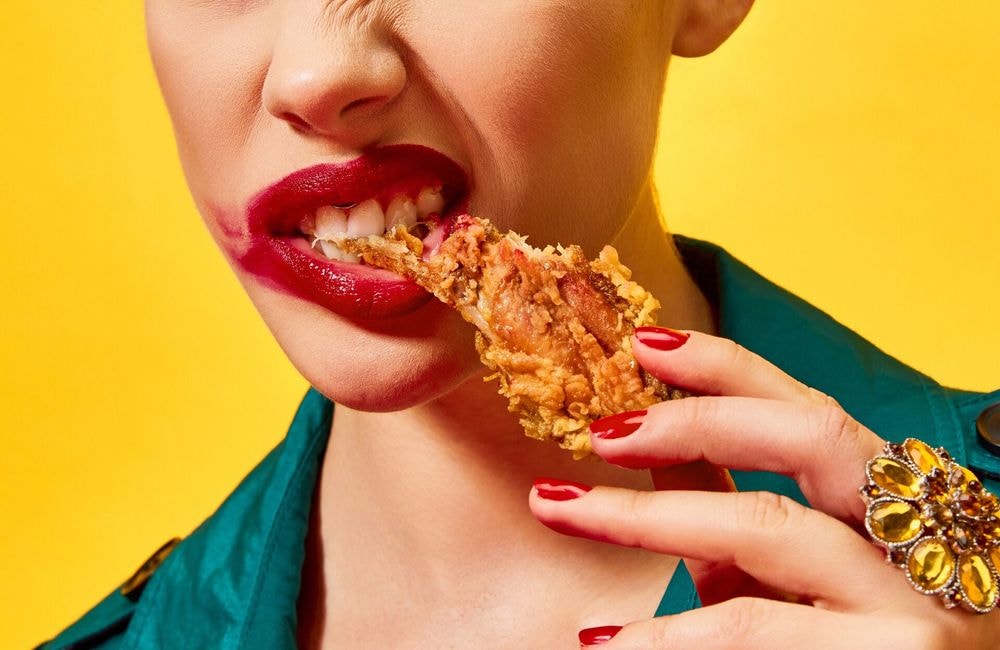« Plus ils sont croustillants et dorés, plus ils accélèrent le vieillissement » : voici les aliments à bannir de son assiette pour retarder les effets du temps