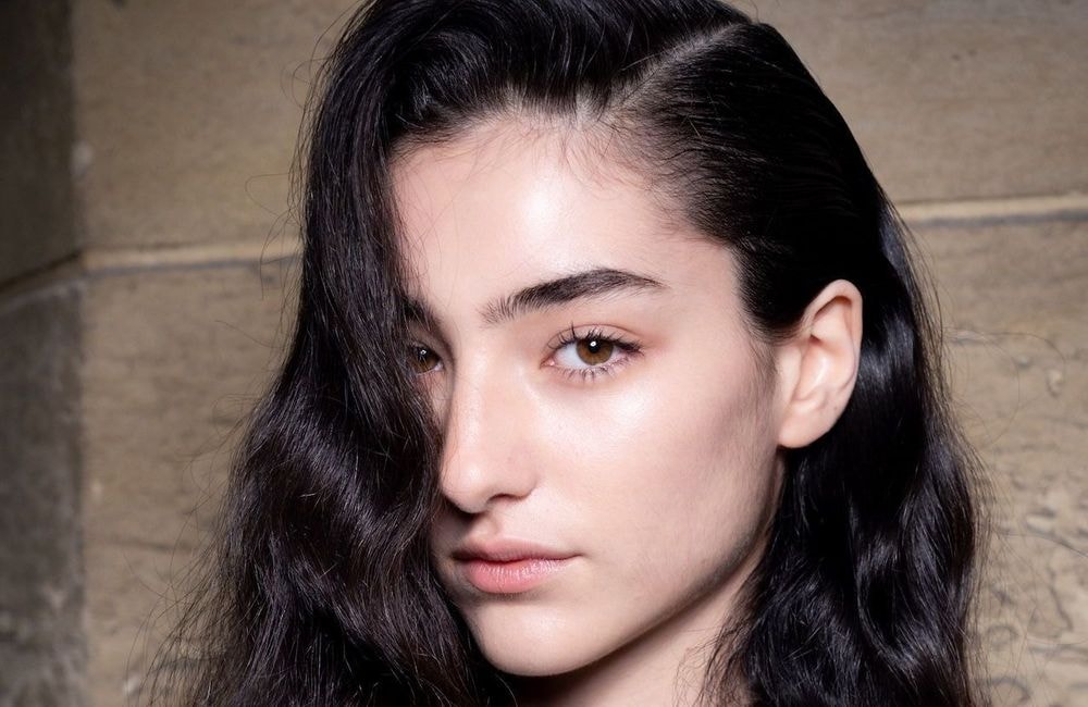 Lisser ses cheveux bouclés sans les casser : les erreurs à éviter absolument