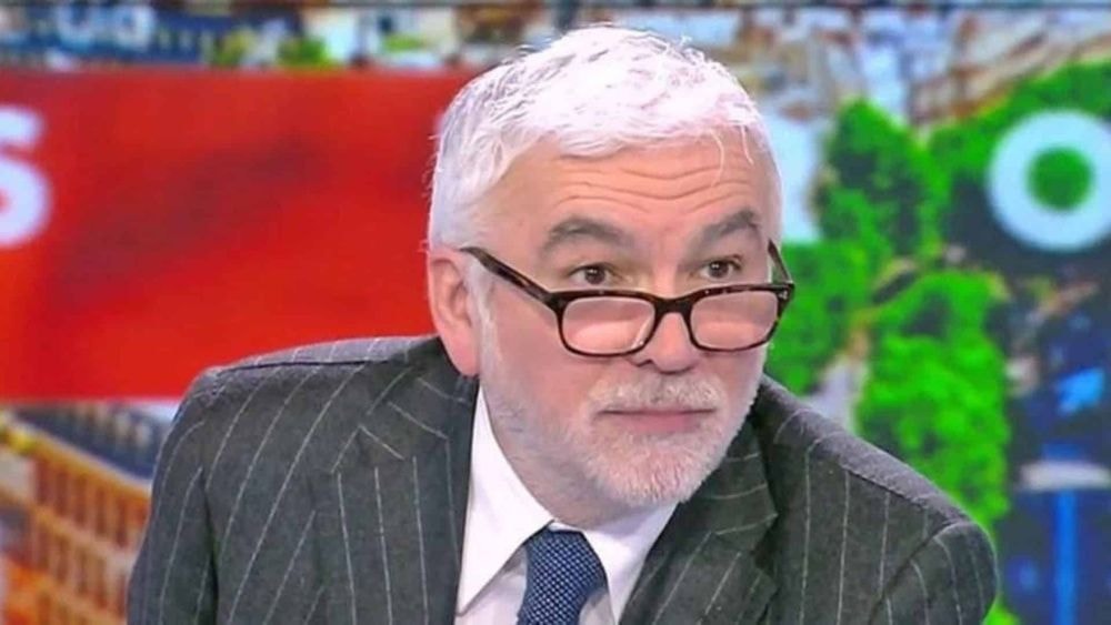 Pascal Praud : l'animateur recardre un auditeur après un gros dérapage sur le président, "une tarlouze"