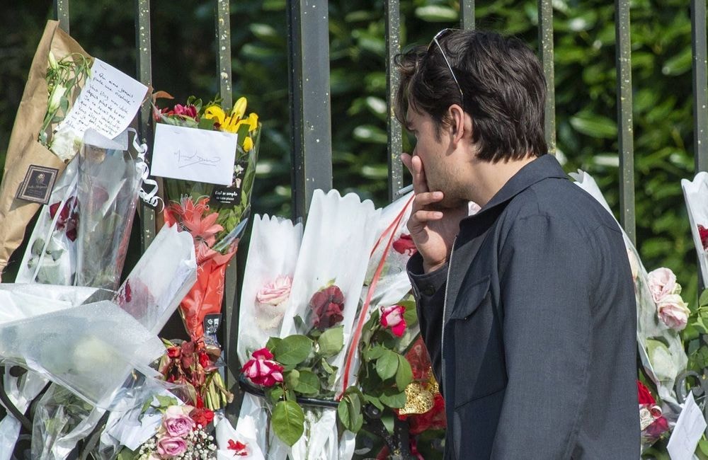 Mort d’Alain Delon : son fils cadet, Alain-Fabien, aperçu très ému devant le domaine de Douchy