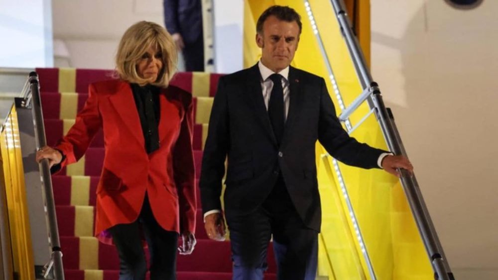"C'est malhonnête..." : Emmanuel Macron giflé par Brigitte, un témoin présent dans l'avion raconte ce qu'il s'est passé !
