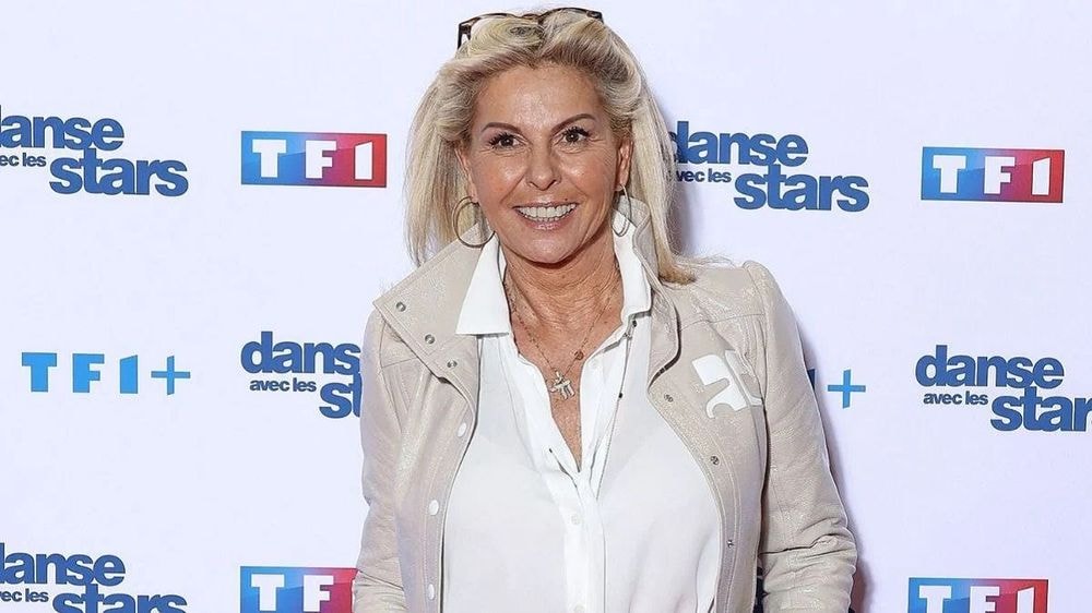 Caroline Margeridon (59 ans) en micro-bikini : ventre plat et jambes de rêve, la star d'Affaire Conclue impressionne la Toile