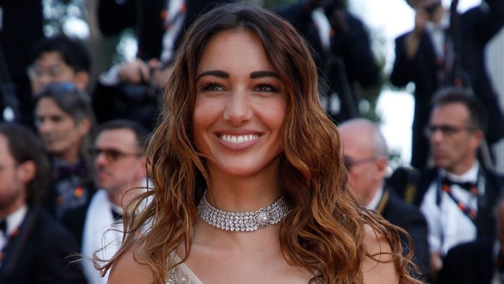 Delphine Wespiser raconte : "J'ai un lit king size, il y a un spa aussi", ses nuits parisiennes loin de son compagnon Roger