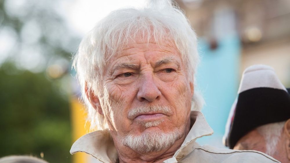 Hugues Aufray pète un câble et dit ses quatre vérités : "Mais vous êtes malades !"
