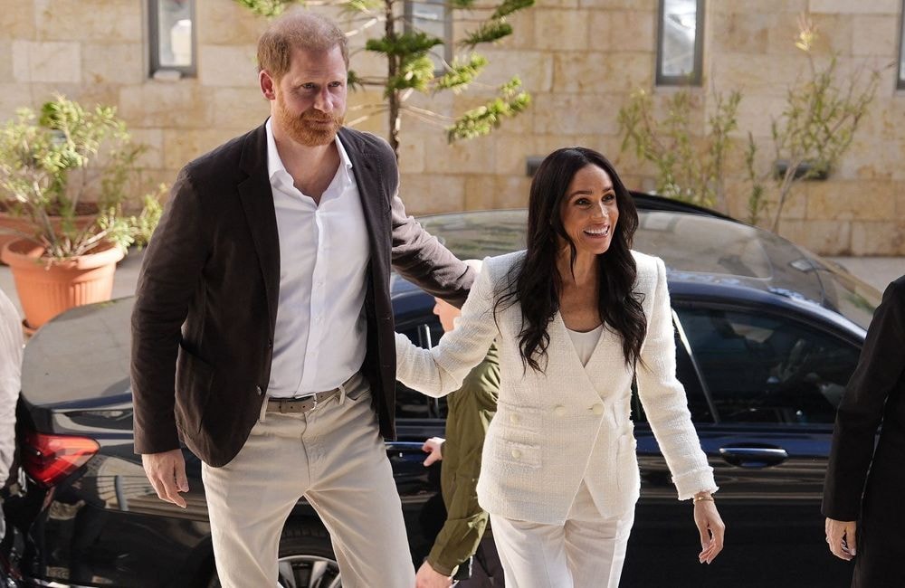 Total look blanc : Meghan Markle revient à sa couleur signature avec un tailleur immaculé