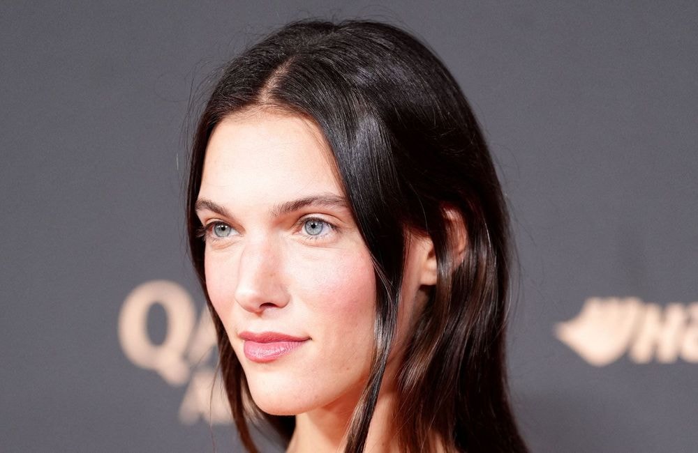 Brun intense et brillant : Charlotte Cardin surprend avec une nouvelle coloration pour l’automne