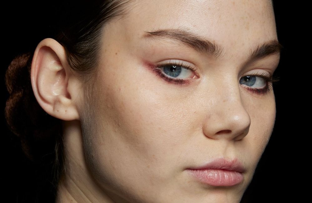 Panne d’inspiration ? Cette couleur d’eyeliner est idéale pour un look festif de dernière minute