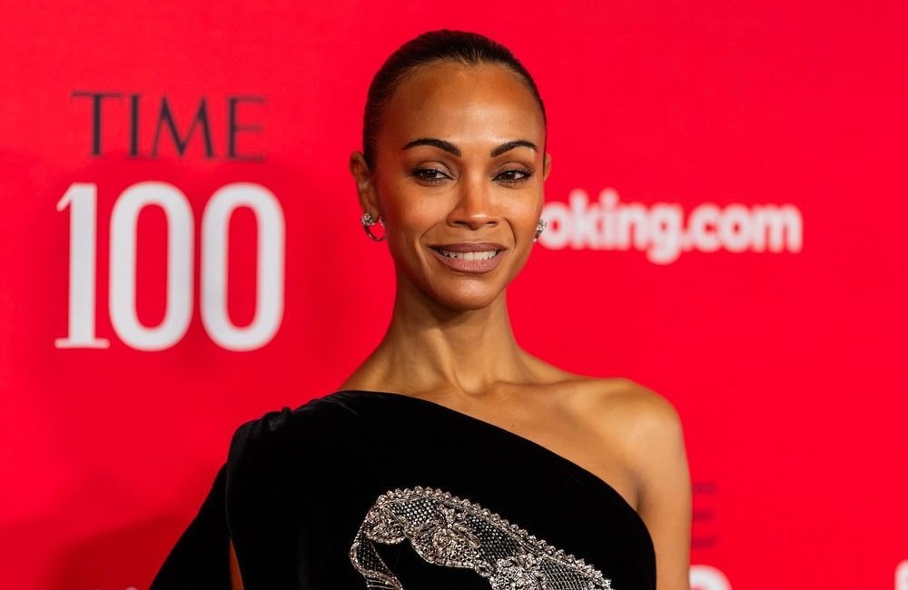 Zoe Saldana évoque le défi d’élever ses trois fils : « Les hommes sont comme des fleurs fragiles »