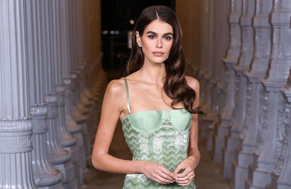 Kaia Gerber ravive l'élégance des années 20 dans une robe signée Valentino