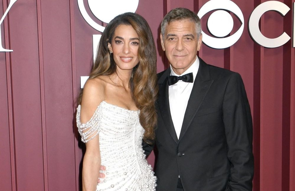 Amal Clooney : en robe sculpturale et perles nacrées, elle illumine le tapis rouge des Tony Awards 2025