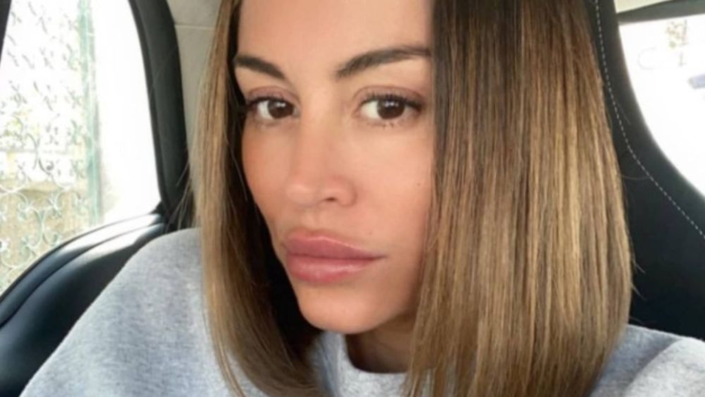Anaïs Camizuli : accusée d'avoir abusé de la chirurgie, elle pousse un gros coup de gueule en plein live et s'emporte !