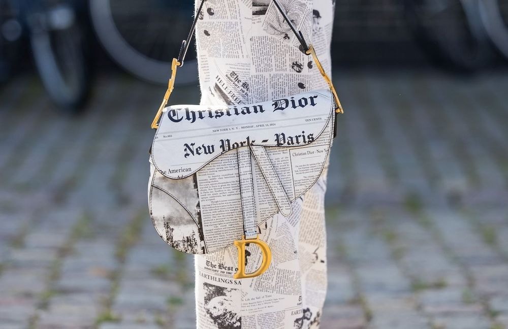 Chez Dior, Jonathan Anderson fait revivre un imprimé culte des années 2000, popularisé par Carrie Bradshaw