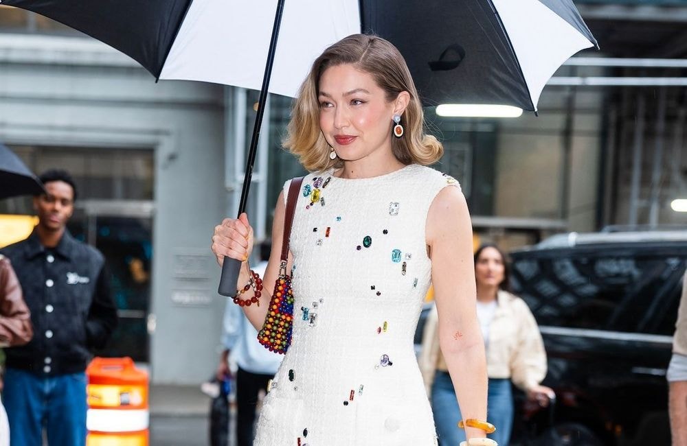 Gigi Hadid prouve que les tongs ne sont plus réservées à la plage