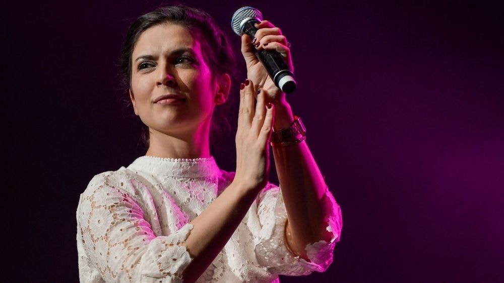 Lucie Bernardoni raconte comment elle a fait le deuil de sa grand-mère : “J’ai eu besoin de sortir cette chanson”