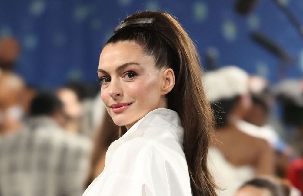 « Le Diable S’habille en Prada 2 » : Anne Hathaway délaisse son brun signature pour cette couleur inattendue