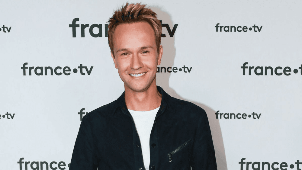 Cyril Féraud : "Montrage de fesses" lors d'une soirée arrosée dans un camping, l'animateur face à une anecdote embarrassante